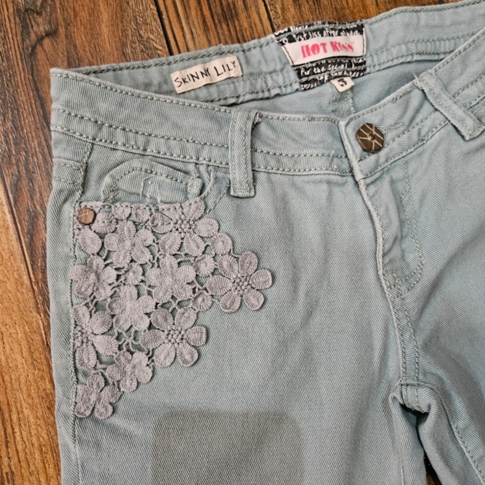Hot Kiss 💋 Skinny Lily Straight Leg Jeans. Size 3.